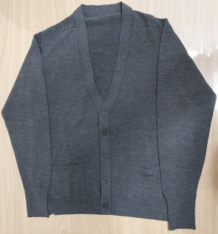 Cardigan grigio scuro 100% lana, made in England, a maniche lunghe.