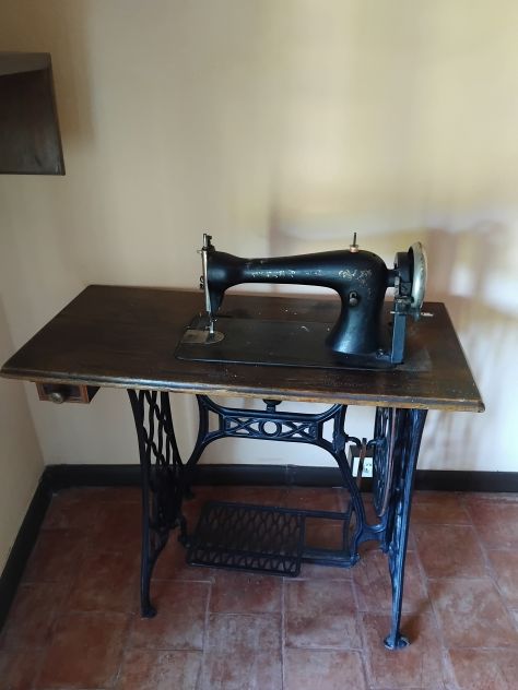 ANTICA MACCHINA DA CUCIRE A PEDALI - Foto 2