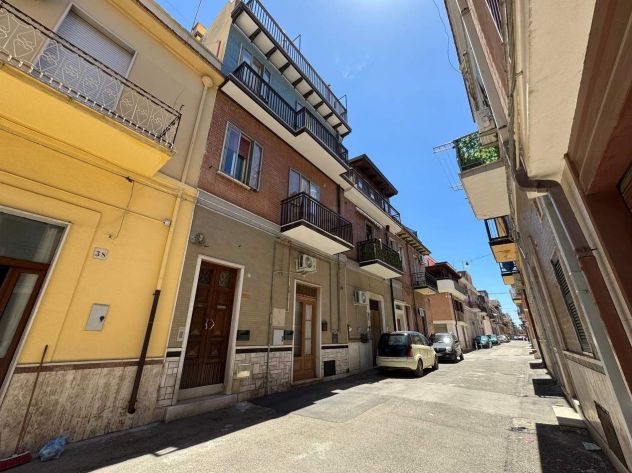 SOLUZIONE INDIPENDENTE SU TRE LIVELLI CON TERRAZZO