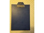 Porta Block Notes aperto, cartonato e plastificato blu con fermaglio in acciaio.
