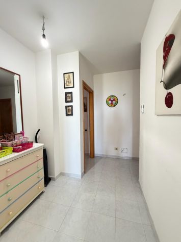 APPARTAMENTO DI 5 VANI IN PARCO CON BOX AUTO E STABILE RISTRUTTURATO - Foto 3