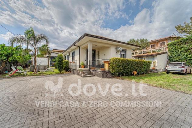 Villa di 160 m² con 5 locali e posto auto in vendita a Mascalucia