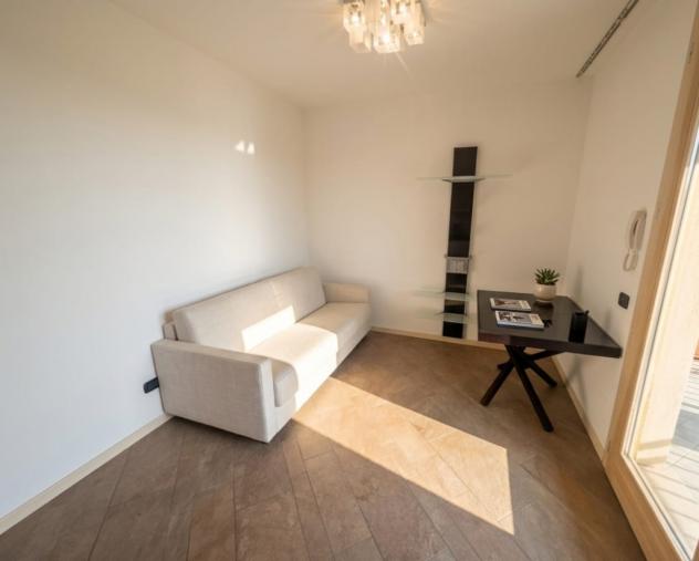 Bilocale con balcone, box auto e piscina - Foto 4