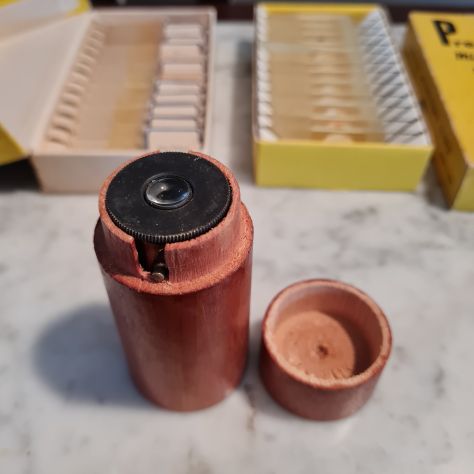 Microscopio   d'epoca   da tasca    in ottone  laccato  , custodia  in   legno , - Foto 4