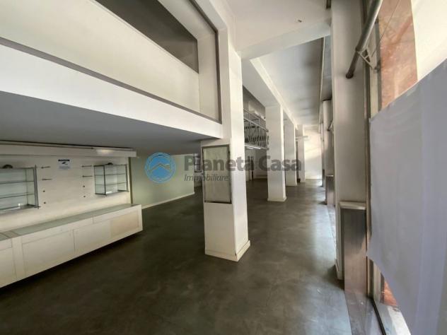 CENTRO STORICO: negozio con 4 vetrine, uffici e magazzino - Foto 5