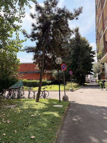 Stanza matrimoniale in trilocale ristrutturato, con aria condizionata e balcone disponibile da subito - Foto 9
