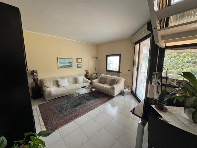 Alassio, a soli 1,5 km dal mare, proponiamo elegante villa a schiera su più livelli, dotata di ingresso indipendente e libera su tre lati. cantina e - Foto 4