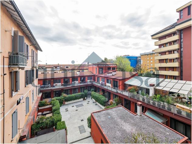 Bilocale di 45 mq in caratteristica casa di ringhiera con affaccio sul Naviglio Grande.
