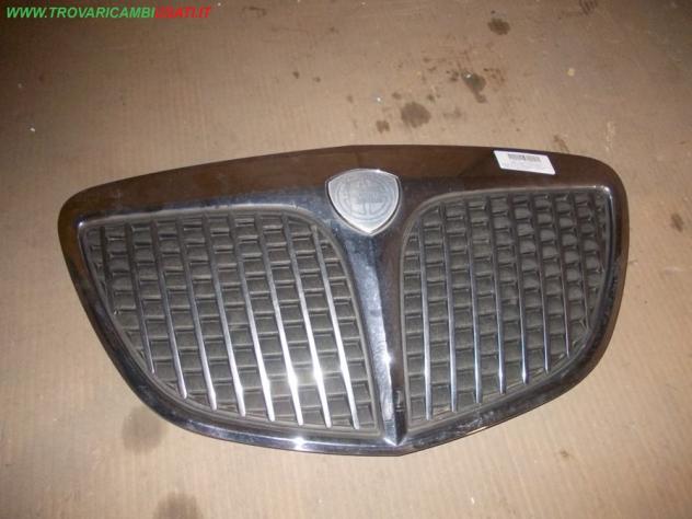 GRIGLIA CON STEMMA LANCIA YPSILON (843-TE/TI)  Carrozzeria  Lamierati esterni  Paraurti  Griglia radiat LANCIA - YPSILON - 01-07-2003 - 01-12-2011