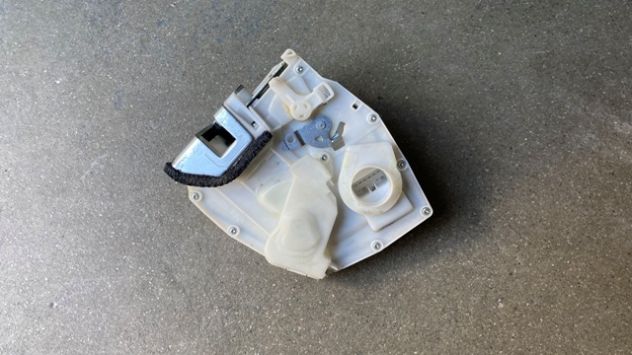 Chiusura centralizzata posteriore DX Opel Agila B del 2009 (82301-51K20)