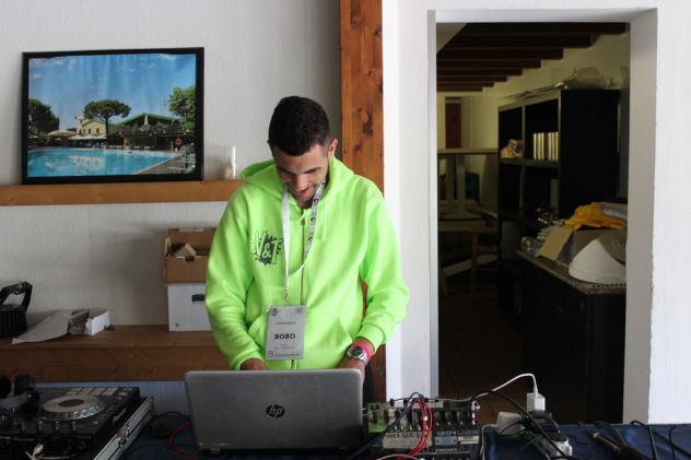 ANIMATORE TURISTICO TECNICO AUDIO/LUCI-DJ - Foto 5