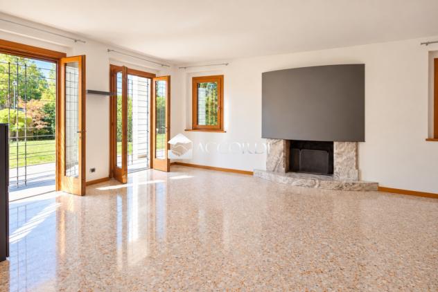 VILLA di 11 vani e di 505 mq (MONTEBELLUNA) rif. PE25 - Foto 2