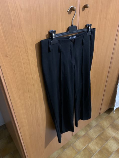 PANTALONI FINO AL SOTTO IL GINOCCHIO CAPRI MARCA”XYZ ITALY” DA DONNA NERI POCO E - Foto 5