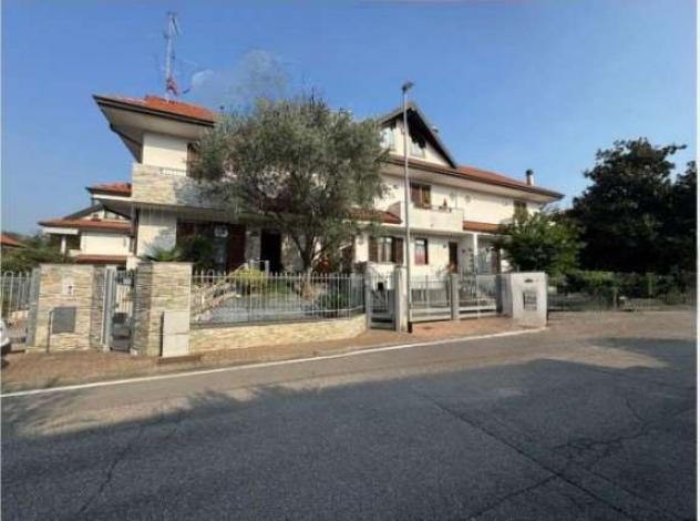 226/2025 U VA - Porzione di villa a schiera in asta a Marnate