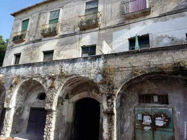 Pentalocale in vendita a Montecorvino Rovella