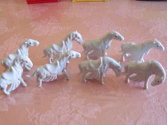 N. 12 Cavallini in ceramica