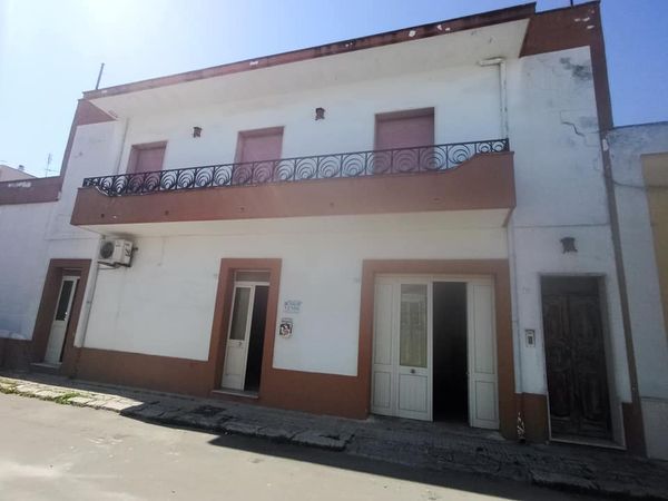 FinImmobil VENDE in San Donaci BR, alla Via Dei mille n.7/9 casa+Garage