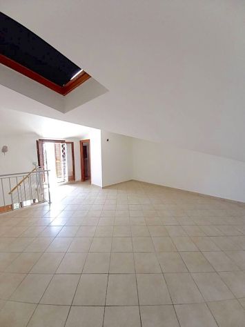CAPENA TRILOCALE DISTRIBUITO SU 2 LIVELLI SEMI-ARREDATO CON BALCONE DOPPI SERVIZ - Foto 9