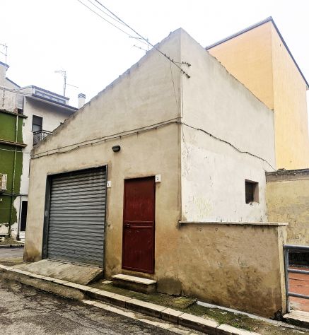 VENDESI COMODO GARAGE DI 80 MQ IN VIA CAIROLI, 1 e 3 – VENOSA - Foto 3