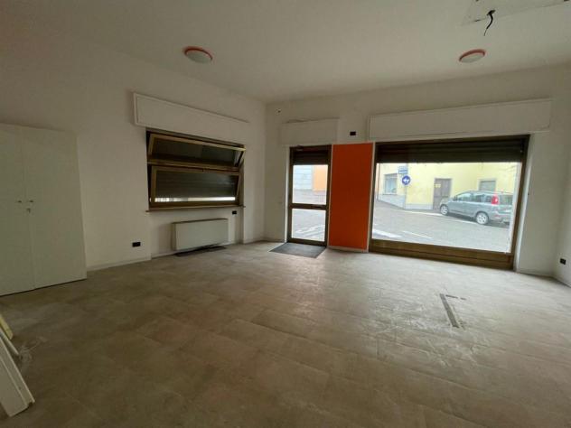 negozio con vetrina di 2 locali + antibagno e bagno.. libero subito - Foto 6