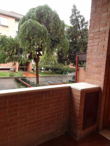 Appartamento arredato composto da ingresso, ampio soggiorno con cucina, due camere, bagno, ripostigli, balcone, cantina e posti auto, posizione comoda - Foto 8