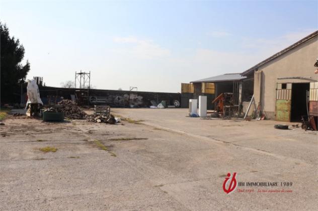 Rustico / Casale di 340 m² con più di 5 locali e box auto in vendita a Erbè - Foto 4