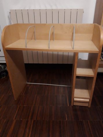 Mobiletto in legno dal design moderno