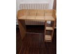Mobiletto in legno dal design moderno