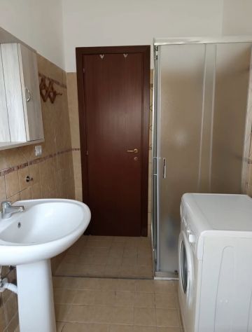 POMEZIA TRILOCALE ARREDATO CON BALCONE E TERRAZZO - Foto 3