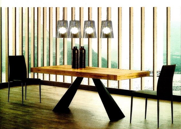 Splendido tavolo in rovere nodato allungabile