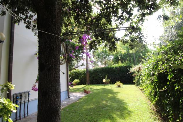 VILLA di 12 vani e di 180 mq (PIETRASANTA) rif. 260/VV