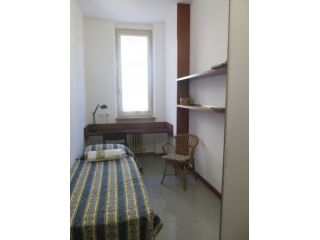 Pavia centro storico. Offro camera in affitto a studentessa.