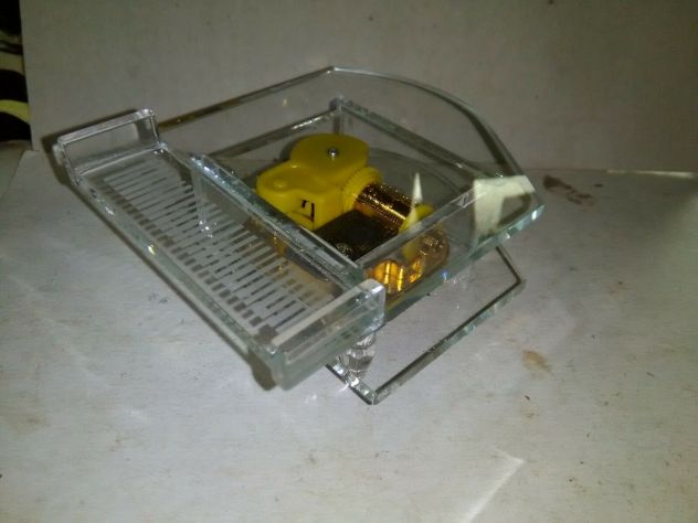 CARILLON A FORMA DI PIANOFORTE IN MATERIALE PLASTICO