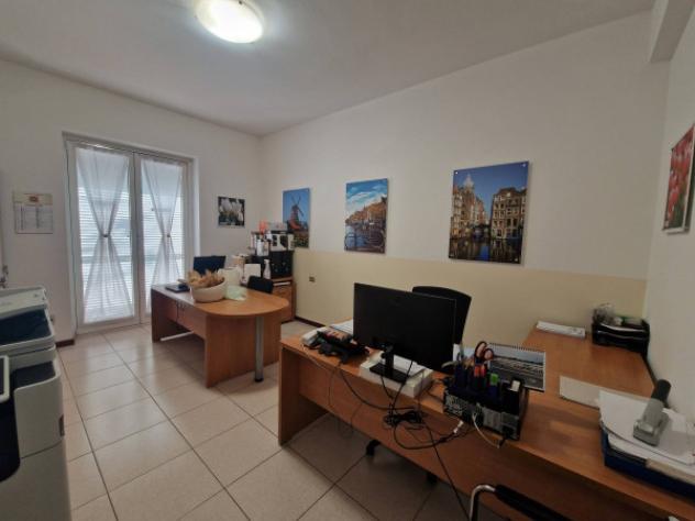 Immobile di 315 m² con più di 5 locali in affitto a Lainate - Foto 12