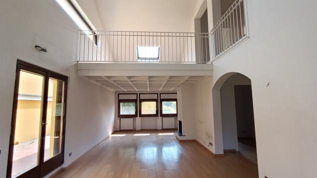 LESMO COUNTRY: 5 locali con tripli servizi e terrazzo. Cantina e Poss. box doppio.