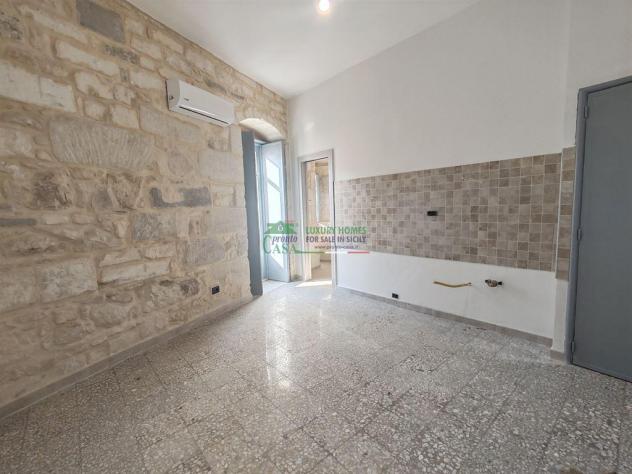 Rif. 9756 - Casa con tre unità indipendenti