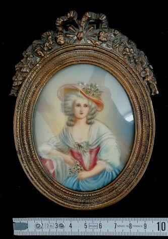 BELLA MINIATURA DI DAMA IN ABITI SETTECENTESCHI CON CORNICE BRONZO EPOCA 1900. - Foto 8