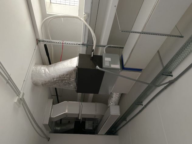 Ampio spazio commerciale con parcheggi privati - Foto 3