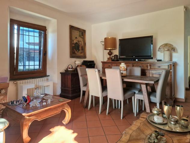 MONTIGNOSO, villetta a schiera con giardino angolare a circa 3,5 km dal mare della Versilia. L'immobile è composto di sala, cucina, disimpegno, camera - Foto 3