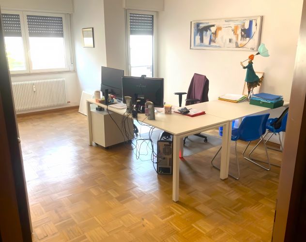 Via Zambra - Ampio ufficio con posti auto - Foto 7