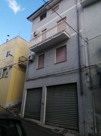 ampia casa plurilivello nel centro storico di Lodé (Provincia di Nuoro, Sardegna
