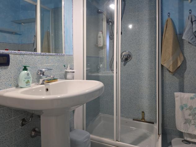 MARINA DI MASSA, vicinissimo al mare, vendesi appartamento bilocale ristrutturato e arredato con giardino e ingresso indipendente: soggiorno con angol - Foto 10