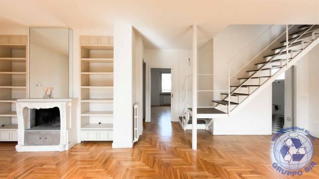 4 locali ultimo piano, appartamento su due livelli in casa d'epoca ristrutturata.
