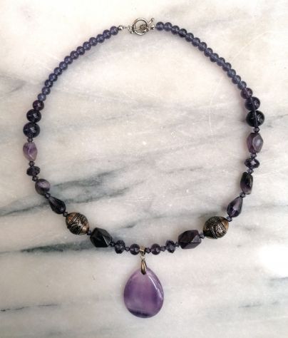 ORIGINALE COLLANA IN AMETISTA NATURALE E CRISTALLI CON PENDENTE IN AMETISTA. - Foto 5