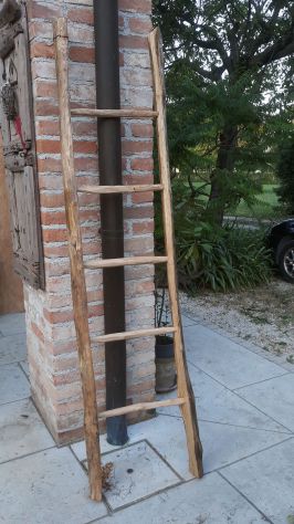 scaletta di castagno vecchio fatta a mano