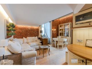 Appartamento di 129 m² con 3 locali e box auto in affitto a Milano