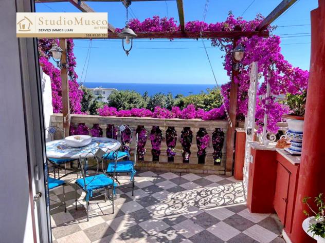 StudioMusco vende a Capri, in via Camerelle, la più prestigiosa strada dello shopping, introvabile appartamento con terrazzo a livello e vista panoram