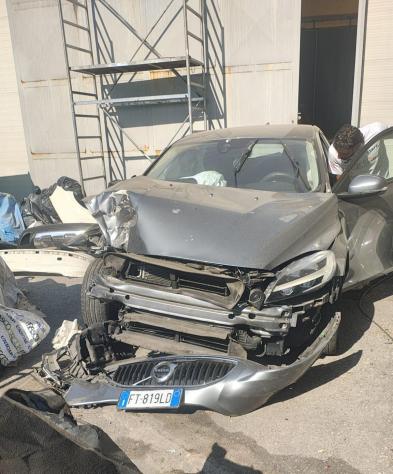 Volvo V40 D2 R-design E6 Manuale NEO 2018 Incidentata come da foto!!!! - Foto 4