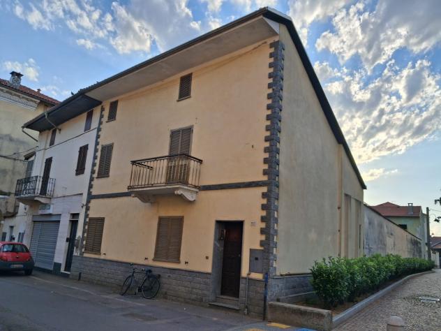 Casa abitabile o piccolo studio per per professionisti. L' immobile è in buono stato e subito abitabile composto al piano terra da un ingresso che fa