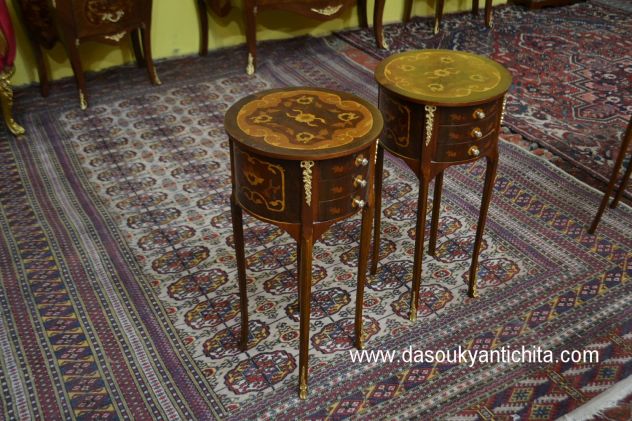 Coppia di tavolini-comodini tondi stile Luigi XV intarsiati - Foto 10